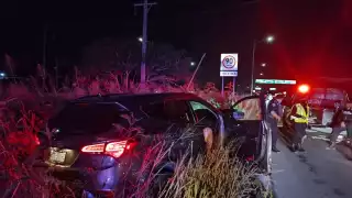 Conductor pierde el control de su camioneta y termina saliéndose de la carretera en Progreso