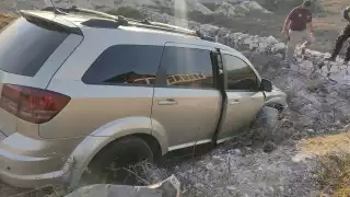 La camioneta terminó fuera de la carretera