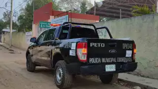 En diferentes ventanas del centro educativo se puede observar como existen las huellas plasmadas de los cacos al intentar abrirlas. 