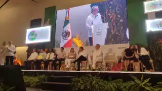 El gobernador Mauricio Vila Dosal se encuentra junto a la titular de la Semarnat, María Luisa Albores González