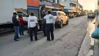 Camioneta genera accideente en Escárcega; madre e hijo afectados