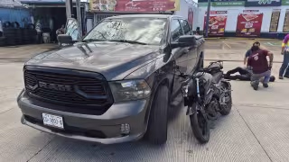 Camioneta les corta el paso a motociclistas en Ciudad del Carmen; dos terminan hospitalizados