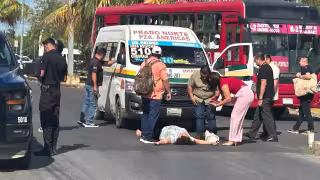 Trabajadora de la FGE es atropellada por una combi en la avenida Xcaret de Cancún