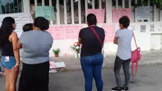 Colectivos feministas y ciudadanos de Playa del Carmen acudieron a la casa de la Familia de Cristel a dejar flores tras la muerte de la menor