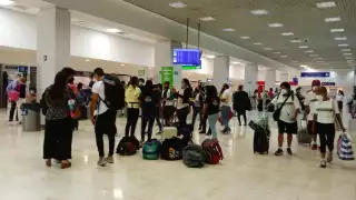 El primer vuelo de los trece programados para la mañana do hoy, despegó a las seis de la mañana