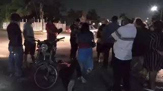 La persona herida, es auxiliada por vecinos