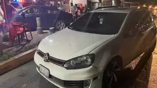 Los ciudadanos confrontaron al responsable por manejar borracho; incluso se enfrentaron a golpes y lo entregaron a la Policía