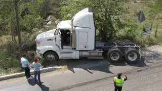 El conductor perdió el control de la pesada unidad en el kilómetro 43