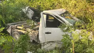 El chofer del autobús 'pestañeó' y golpeó por alcance a la camioneta