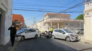 Los carros involucrados, un Spark y un Honda, terminaron con la facia con golpes