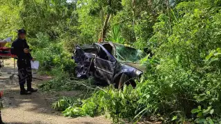 Al parecer el auto giró uno cien metros y los pasajeros salieron disparados de este. Foto: Gaspar Ruiz