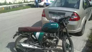 Motociclistas resultan lesionados tras impactarse contra un auto en Mérida