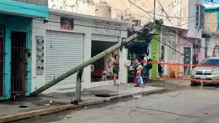 Pipa derriba poste y mufas en Ciudad del Carmen, dejando autos atrapados entre cables