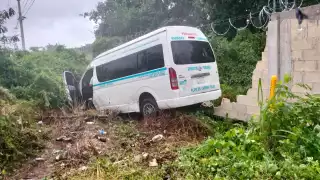 La unidad de pasajeros quedó con daños considerables en su parte frontal; el chofer resultó ileso tras el choque en Playa del Carmen