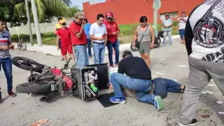 Un repartidor fue impactado por un vehículo en Ciudad del Carmen lo que le causó heridas en la cabeza y los brazos