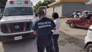 Una ambulacia arribó al lugar para atender a las personas lesionadas en el accidente en Felipe Carrillo Puerto