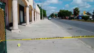 Las autoridades acordonaron la zona del ataque armando en Playa del Carmen para realizar las primeras investigaciones