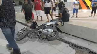 Motociclista ebrio se impacta contra banca de metal en Escárcega