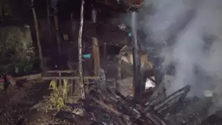 Bomberos apagaron las llamas para evitar que el fuego alcanzara a más viviendas cercanas al lugar del incendio en la comunidad UH May