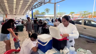 Cientos acuden a jornada vehicular de vacunación contra el sarampión en Ciudad del Carmen