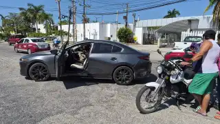 Accidente entre auto y moto frente al helipuerto en Ciudad del Carmen: sin heridos graves