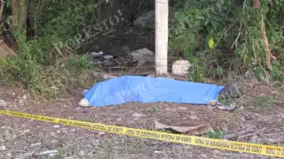 El cuerpo del hombre quedó tirado a un lado de la carretera