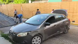 El automóvil obstruyó el paso por varias horas