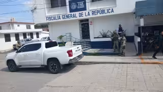 Detienen a cuatro personas armadas tras persecución y volcadura en Escárcega