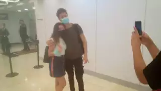 Más de 25 chicas fueron las que sorpresivamente se acercaron al creador de contenido