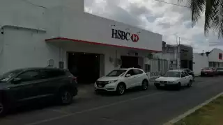 Al sitio acudieron elementos policiales, los cuales acordonaron el área y comenzaron a realizar las pruebas periciales