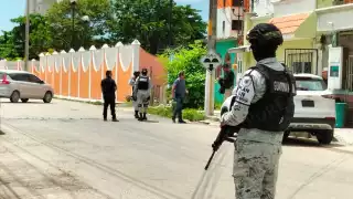 Elementos de la Guardia Nacional aseguraron el perímetro de la zona en la que se realizó un cateo en Cozumel