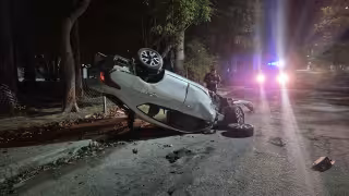 Aparatosa volcadura en Ciudad del Carmen: vehículo queda con las llantas al aire y conductor huye