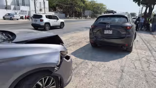 Conductor no guarda distancia y provoca fuerte choque frente a Mundo Maya en Ciudad del Carmen