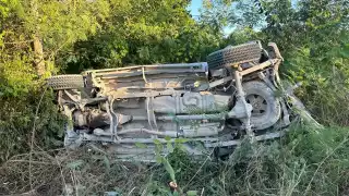 Camioneta termina volcada tras chocar contra un autobús en Playa del Carmen