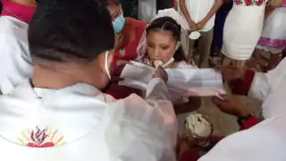 43 niñas, niños y jóvenes recibieron por primera vez la eucaristía. Foto: Ivan de Jesús May Cen