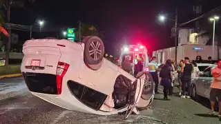 Camioneta termina volcada tras impactar tres vehículos en zona residencial de Cancún