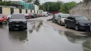 Reportan fuga de agua sin atención en la zona hotelera de Cancún