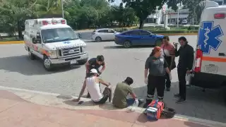 Choque entre motocicleta y automóvil deja tres heridos en Cancún