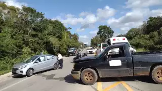 El hombre extranjero que conducía el auto color plateado resultó ileso tras el choque en Carrillo Puerto