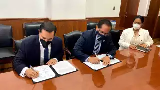 Mauricio Vila firmó el acuerdo con el rector de la UACH