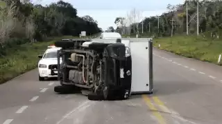 Dormita y vuelca su camioneta en la carretera Reforma Agraria – Puerto Juárez