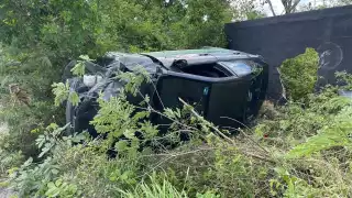 Un neumático que explotó causó que el vehículo volcara cuando viajaban a Playa del Carmen