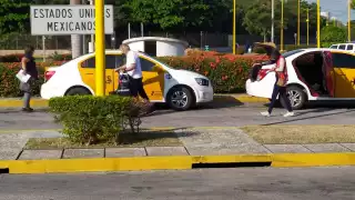 Los taxistas prefieren buscar pasajeros en otros puntos y ya no en el aeropuerto