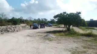 Las unidades de la Policía de Playa del Carmen se desplegaron en la zona del hallazgo de presuntos restos de una persona cerca de la carretera a Tulum