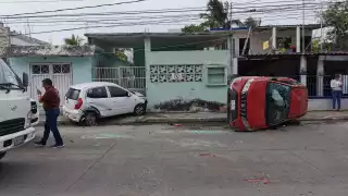 Vuelca su camioneta en Ciudad del Carmen tras chocar contra un auto estacionado 