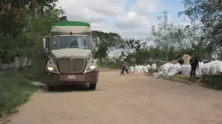 En el lugar se procedió a recoger el producto y ponerlos a un costado de la carretera