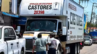 Retienen por segundo día camión de Castores en Carmen; los acusan de desplazar la mano de obra local