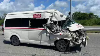 El chofer de la Van del Sindicato de Taxistas de Tulum resultó con lesiones menores traes el choque contra un volquete en la vía saliente de Playa del Carmen