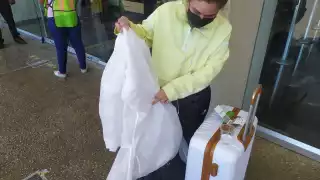 La pasajera viajó con un traje anticovid