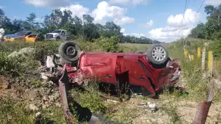 Volcadura deja dos lesionados y daños materiales en carretera a Carrillo Puerto